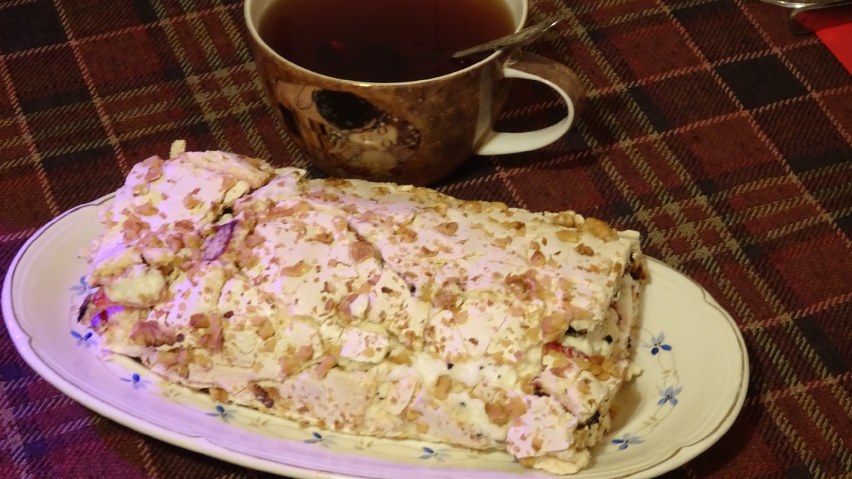 Это должен был быть меренговый рулет 