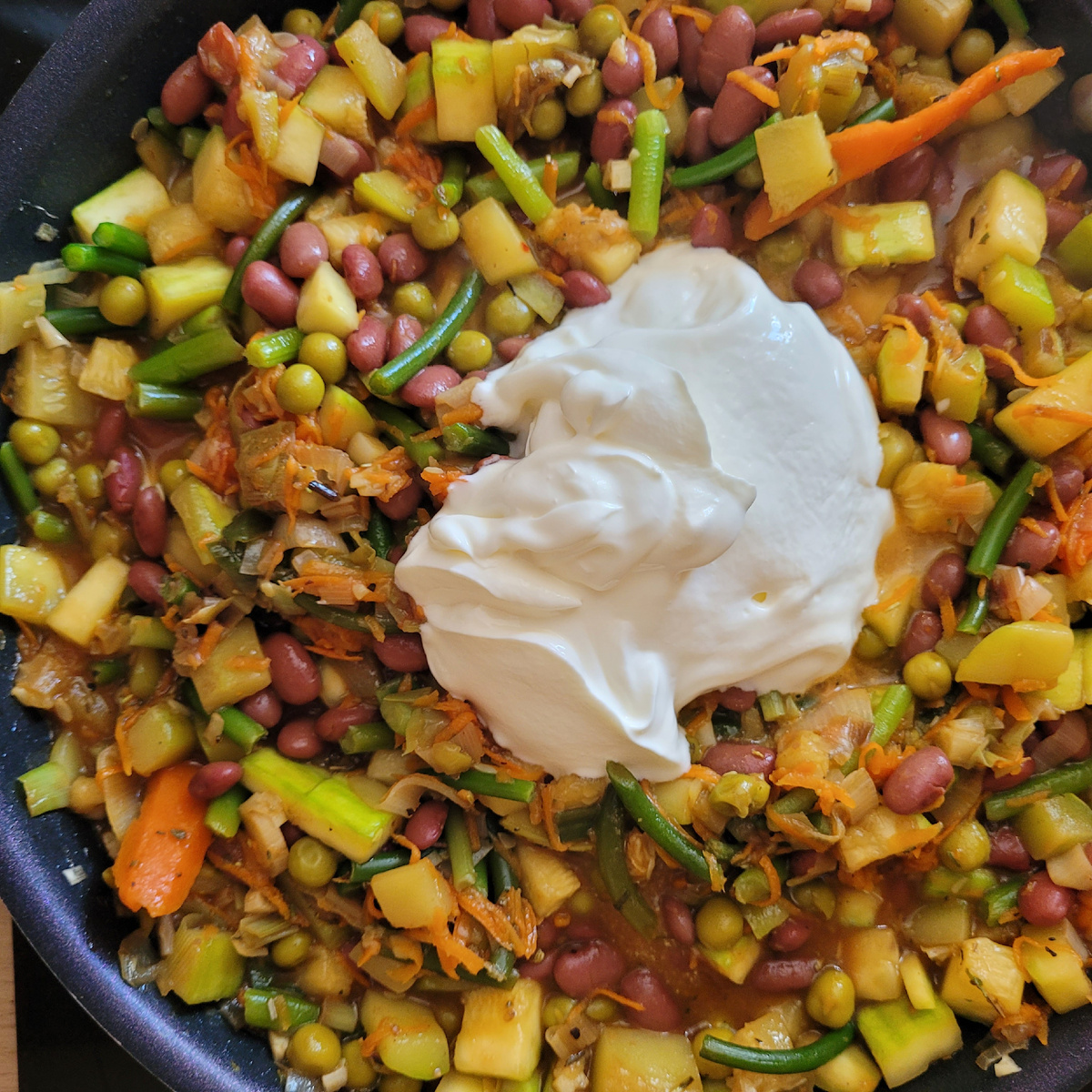 Я часто отхожу от обычного рецепта и добавляю то, что есть сейчас в холодильнике, например, чесночные стрелки, как на фото. Но самое важное - это соус. Вот в чем мой главный козырь!