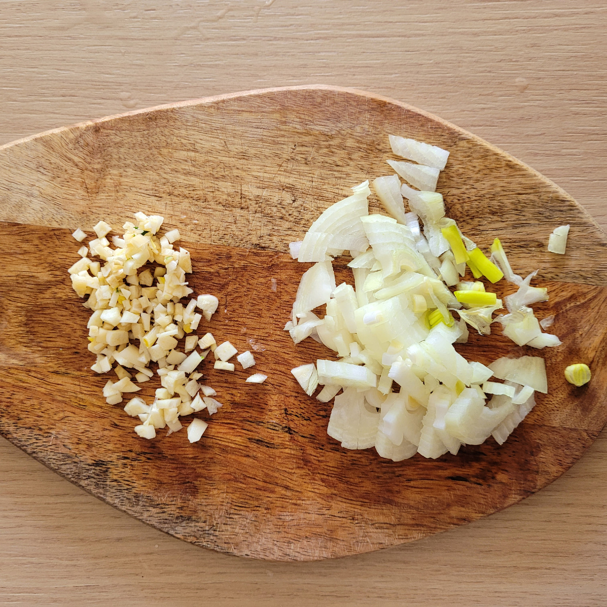 Чеснок и лук мелко режу. Очень люблю сладкий лук после обжарки