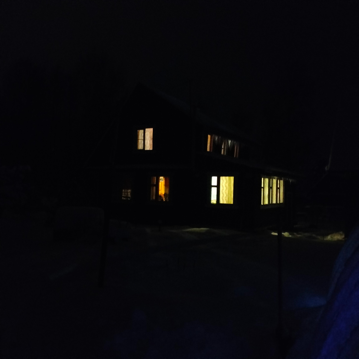 Где в окнах горит свет 