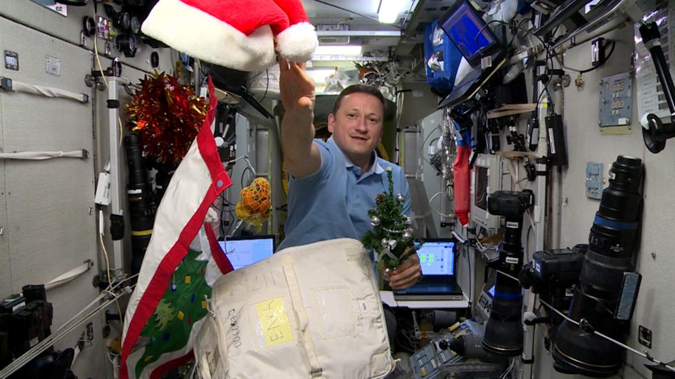Сергей Кудь-Сверчков украшает МЛМ «Наука» к Новому году. Фото: Роскосмос