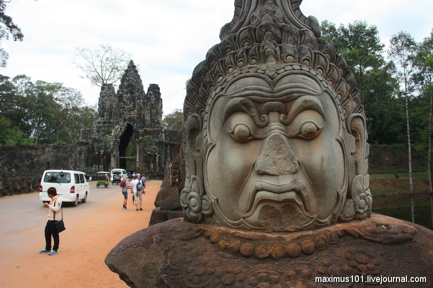Древний кхмер недоумевает - откуда взялось столько фарангов??