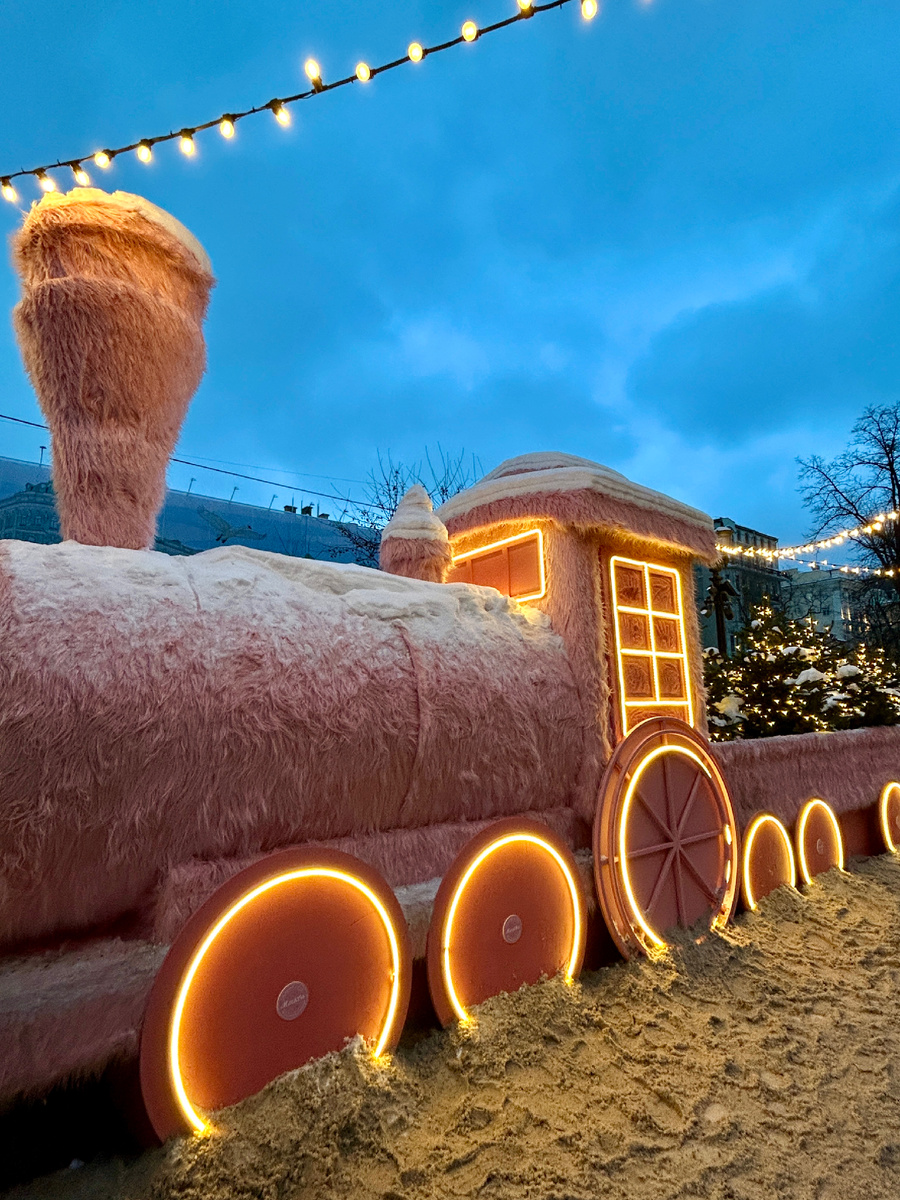 Сложно взять паровозик в кадр без людей 