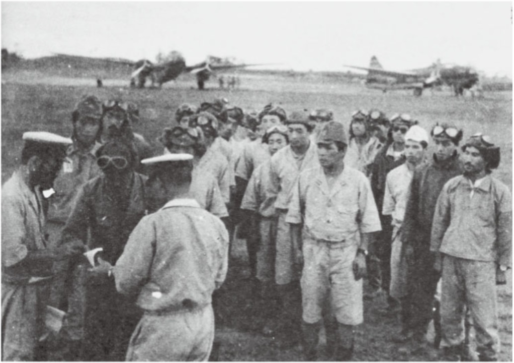 Инструктаж летчиков 4-го кокутай на аэродроме Вунаканау перед вылетом на Порт-Морсби (фотография из книги Сато Нобухико).