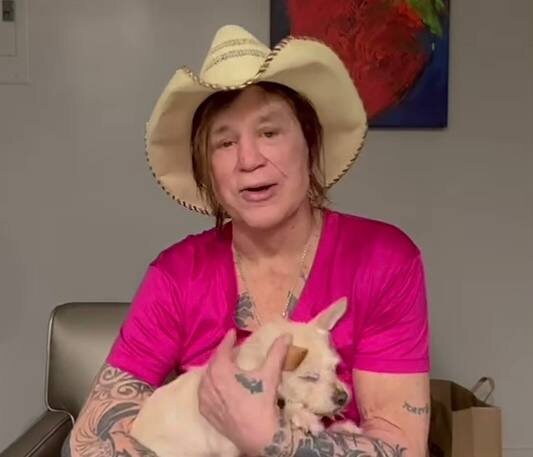    Микки Рурк заявил, что не собирал деньги у фанатов на погашение долга за аренду домаКадр из видео