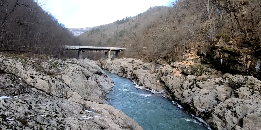 Гранитный каньон в Адыгее: где река Белая режет скалы, а история дышит в каждом валуне