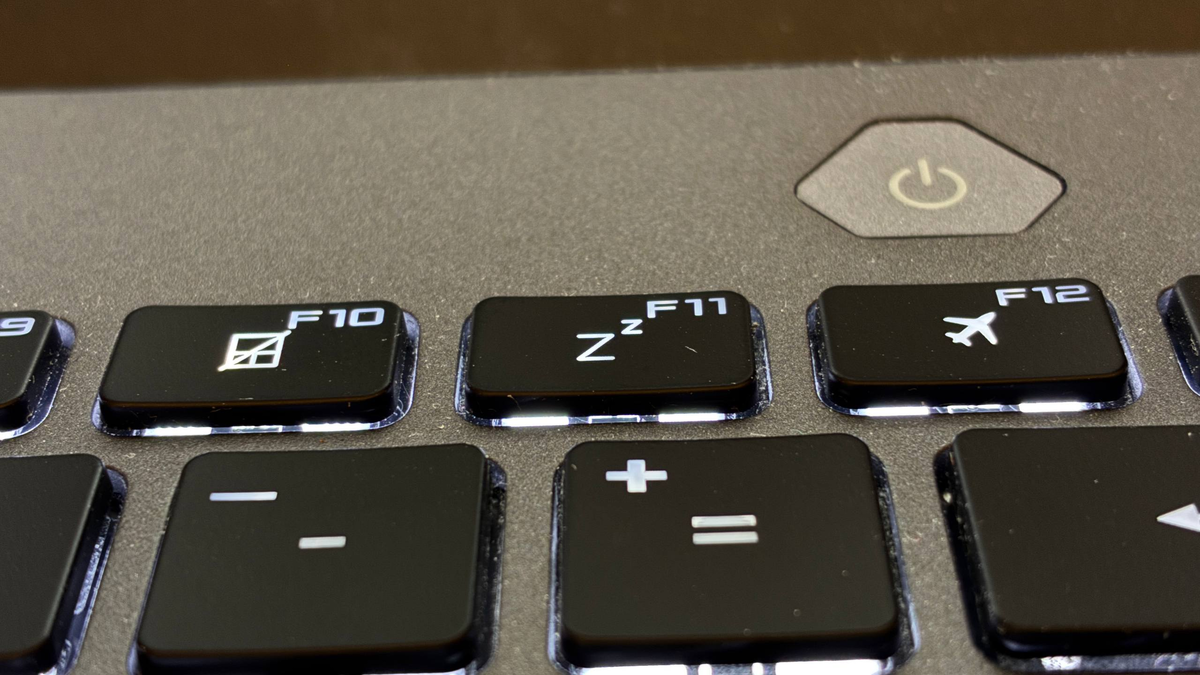 На всякий случай, стоит проверить и кнопку спящего режима - она часто находится в том же ряду