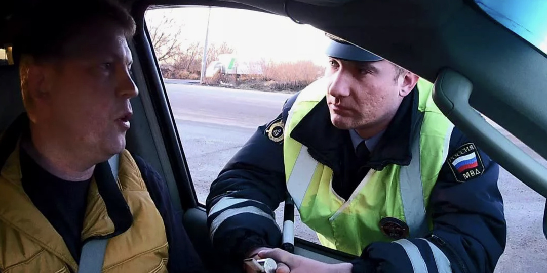 Инспектор ГИБДД тянет в патрульную машину: когда можно послать вежливо, а когда лучше молча подчиниться