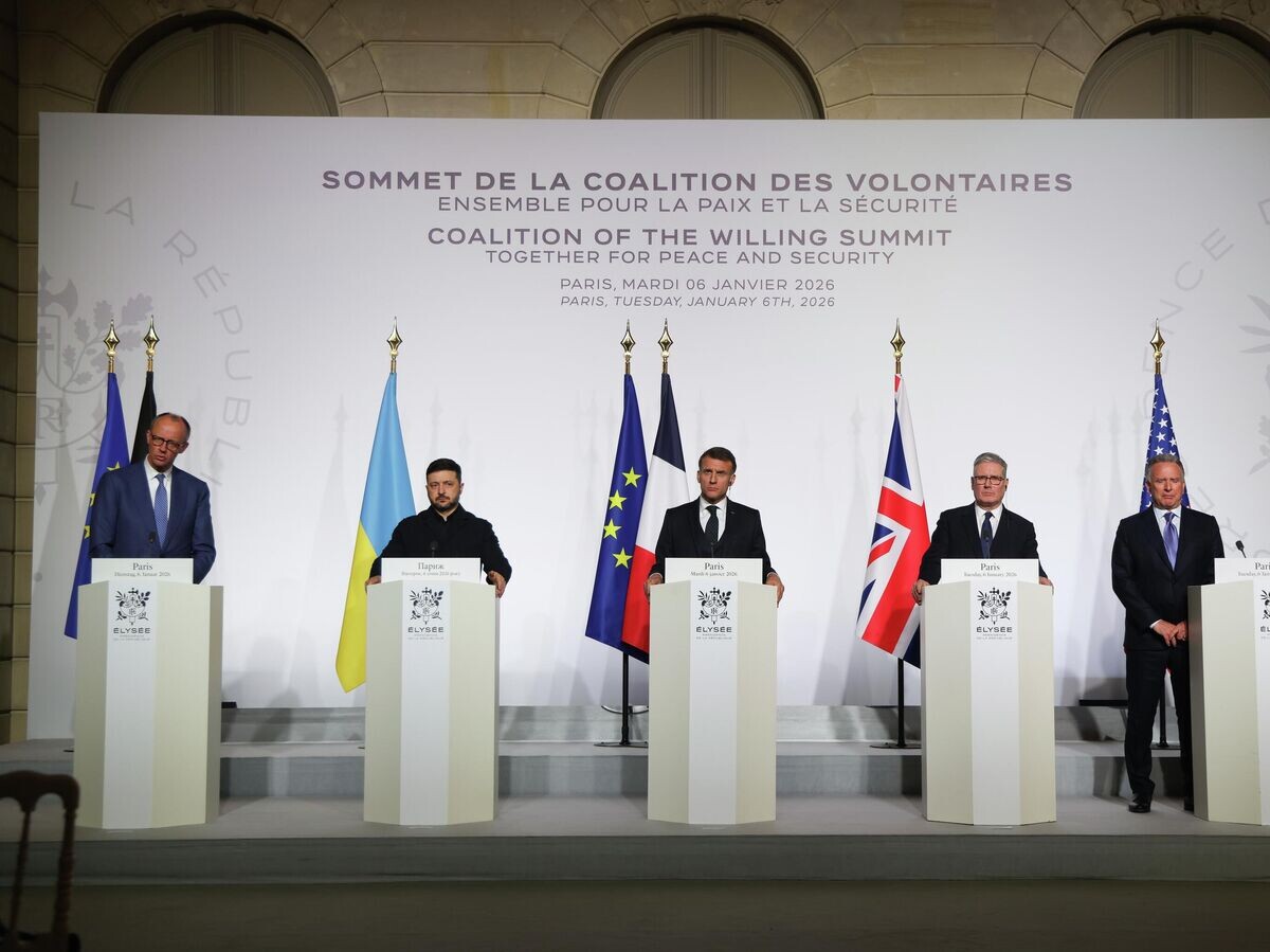    Фридрих Мерц, Владимир Зеленский, Эммануэль Макрон, Кир Стармер, Стив Уиткофф и Джаред Кушнер на пресс-конференции после подписания декларации о гарантиях безопасности для Киева | © AP Photo / Ludovic Marin