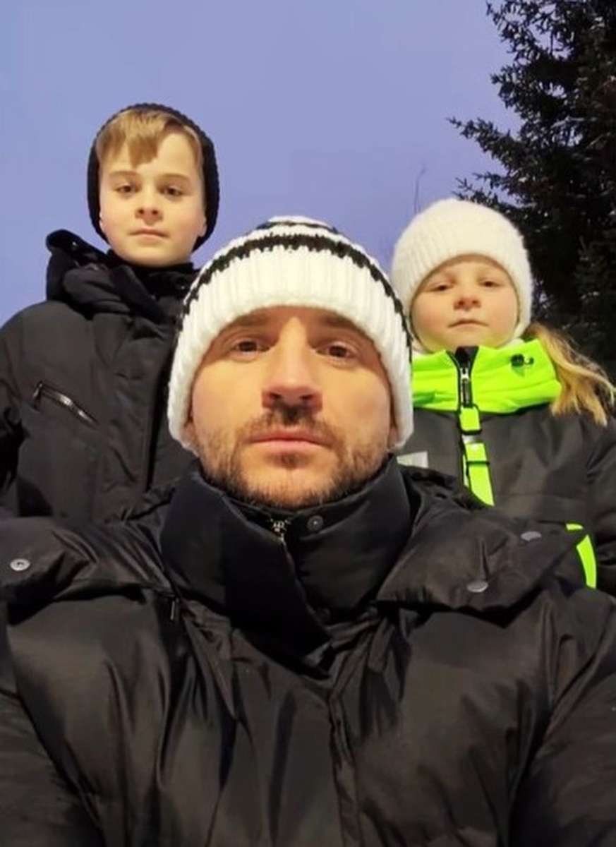    Сергей Лазарев с детьми на катке. Личная страница героя публикации в соцсети