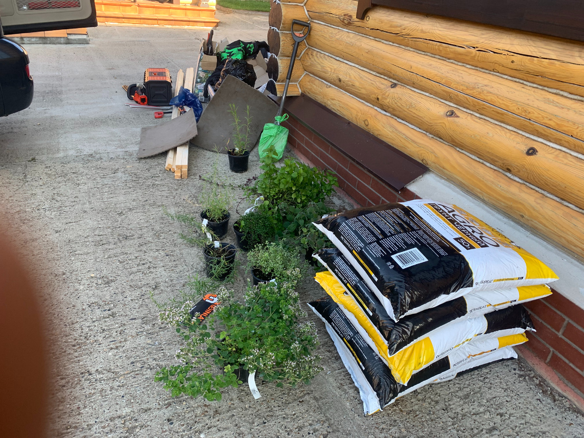 Грунт в мешках для посадок.