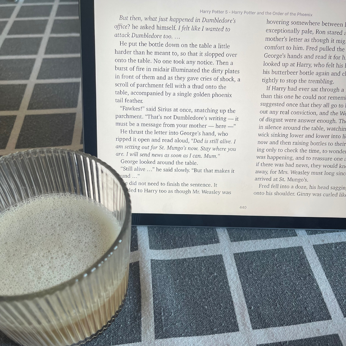 Книга и неспешный завтрак (случается такое, конечно, крайне редко 😅)