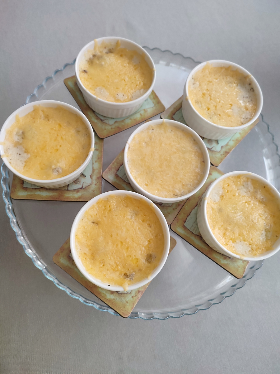 Жульен в кокотницах: курица, шампиньоны, сливки с мукой для загушения, прованские травы и сыр, подавать нужно горячим🍲