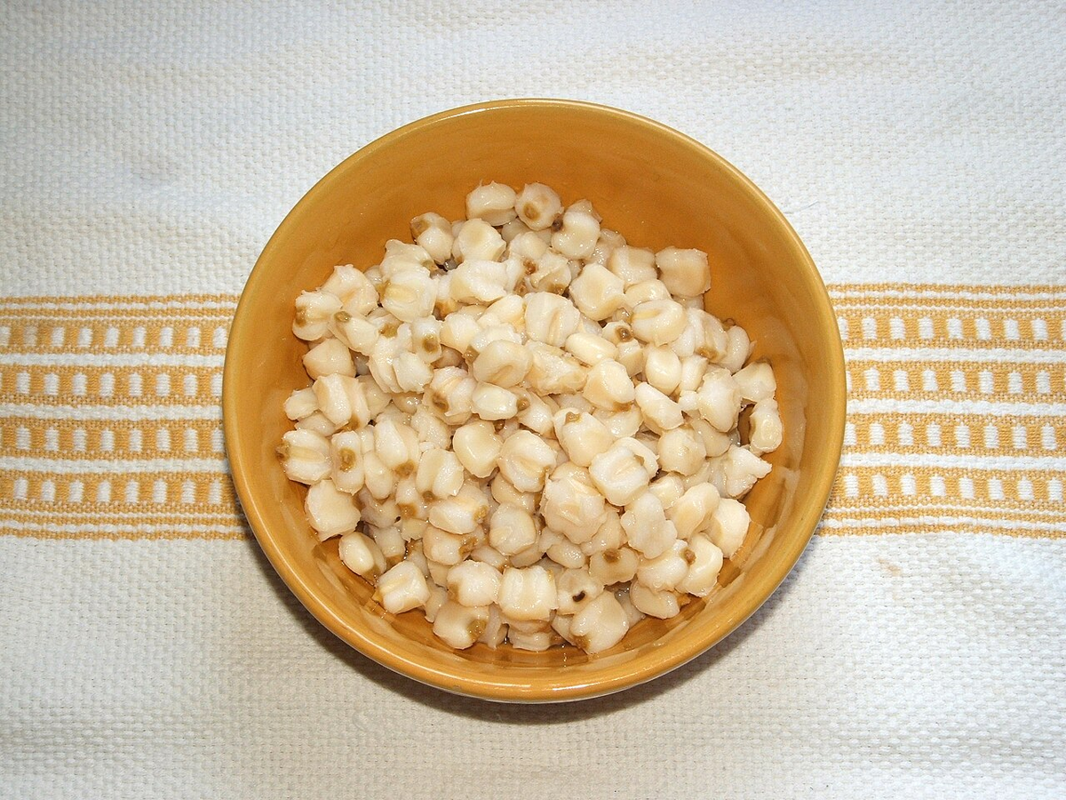 Приготовленное (варёное) хомини; Borrowed from here: https://en.wikipedia.org/wiki/Hominy, thanks to the Uploader (By Glane23 - Own work, CC BY-SA 3.0, https://commons.wikimedia.org/w/index.php?curid=4882140)