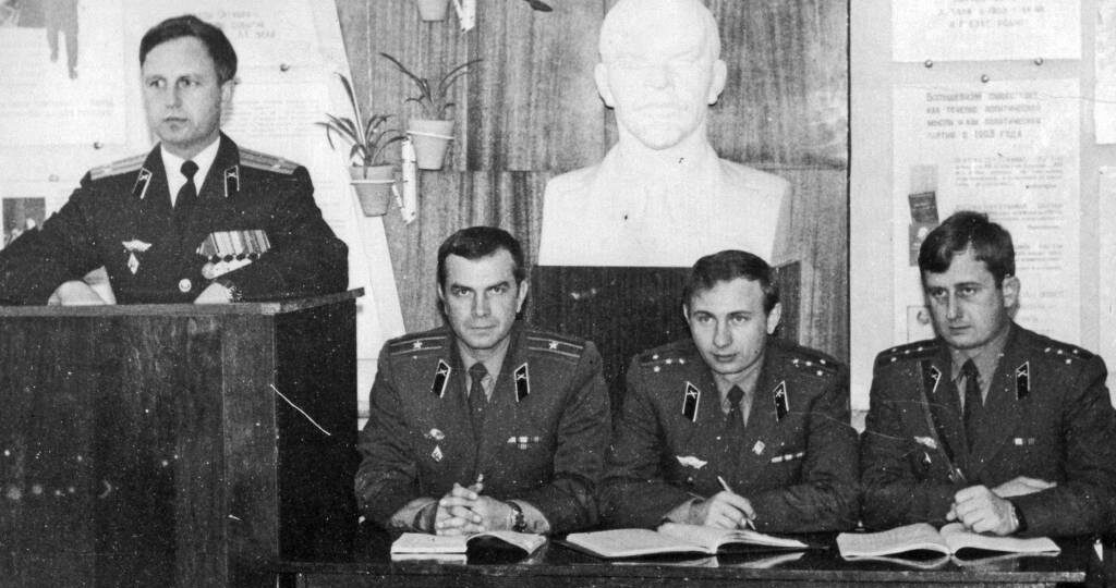 Служба офицером – это форма неволи?