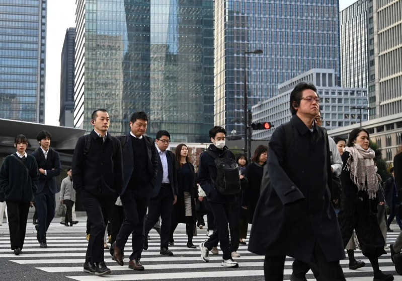 У меня вот вопрос, японской корпоративной культурой запрещен другой цвет офисной одежды?