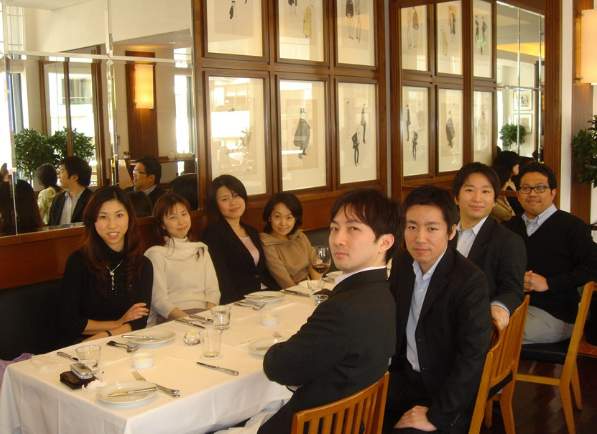 Модные корпоративные свидания не взлетели. Там общаться надо