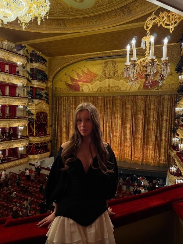    Анна Пересильд в Большом театре в платье с декольте. Фото: Социальные сети актрисы.