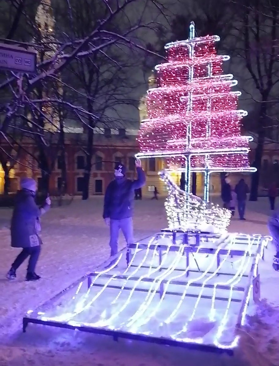 Вот такой кораблик с алыми парусами