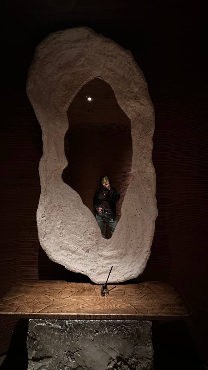 роскошное зеркало в конце уборной