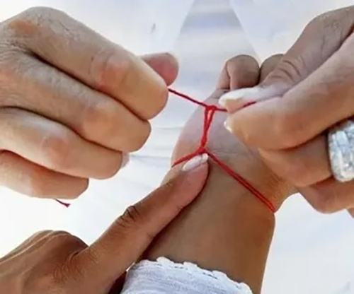Красная нить на запястье: оберег или традиция? Разбираемся в смысле обычая