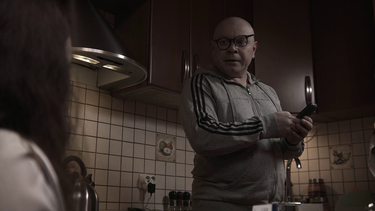 Кадр из фильма "Радость". В кадре Илья Хвостиков. Режиссёр Владимир Кисаров. 2025 год