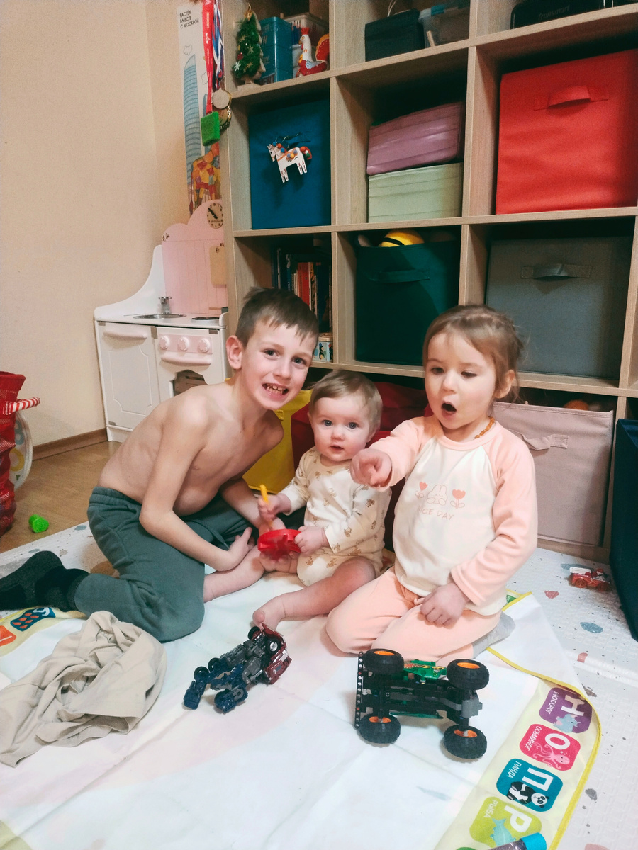 Выложила детям под ёлку рождественский подарок. Они 20 минут скакали и не видели его. Большую деревянную коробку с огромным красным бантом