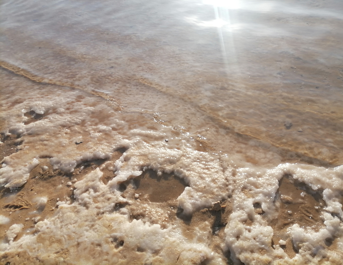 На дне моря соляные шарики