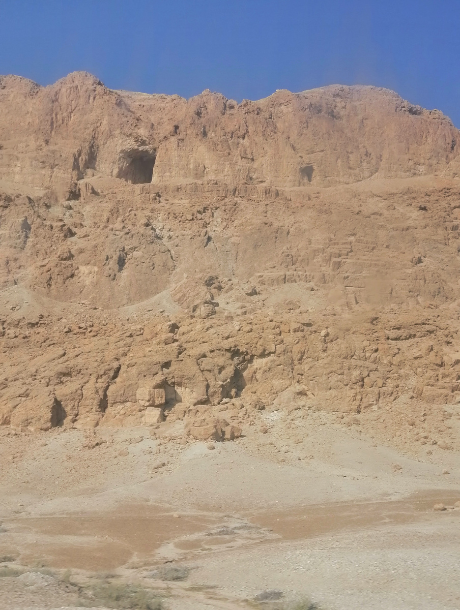 Вид на горы, оставшиеся от Содома и Гоморры. Экскурсовод сказала нам, что здесь даже насекомых нет. Это пустынное место, выглядит со стороны устрашающе.