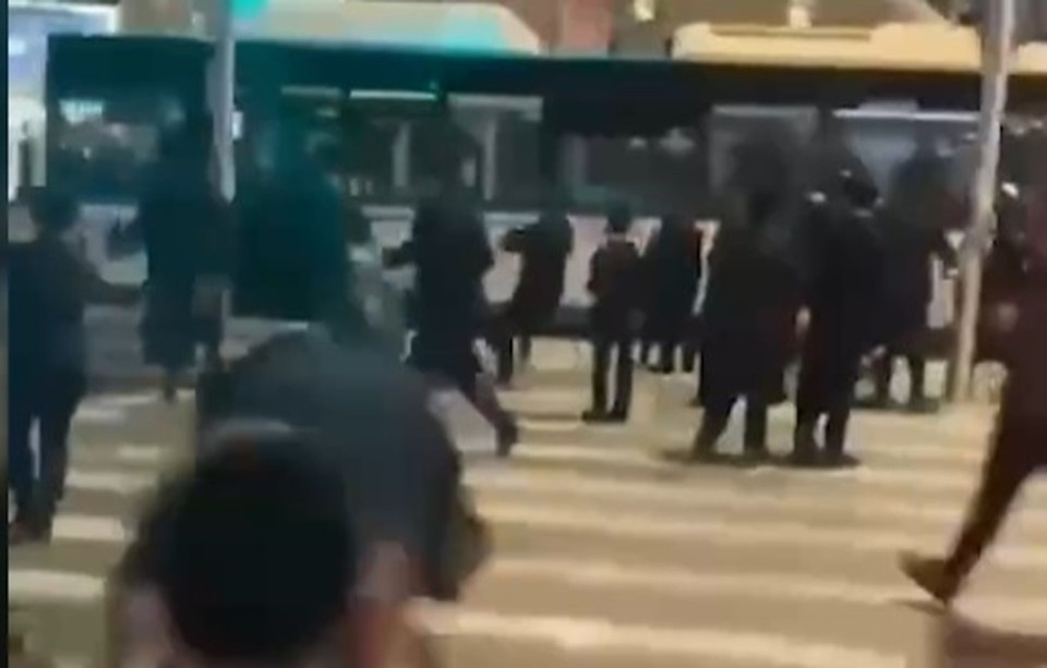    Демонстранта придавило автобусом во время протеста против призыва в армию. Фото: Кадр видео