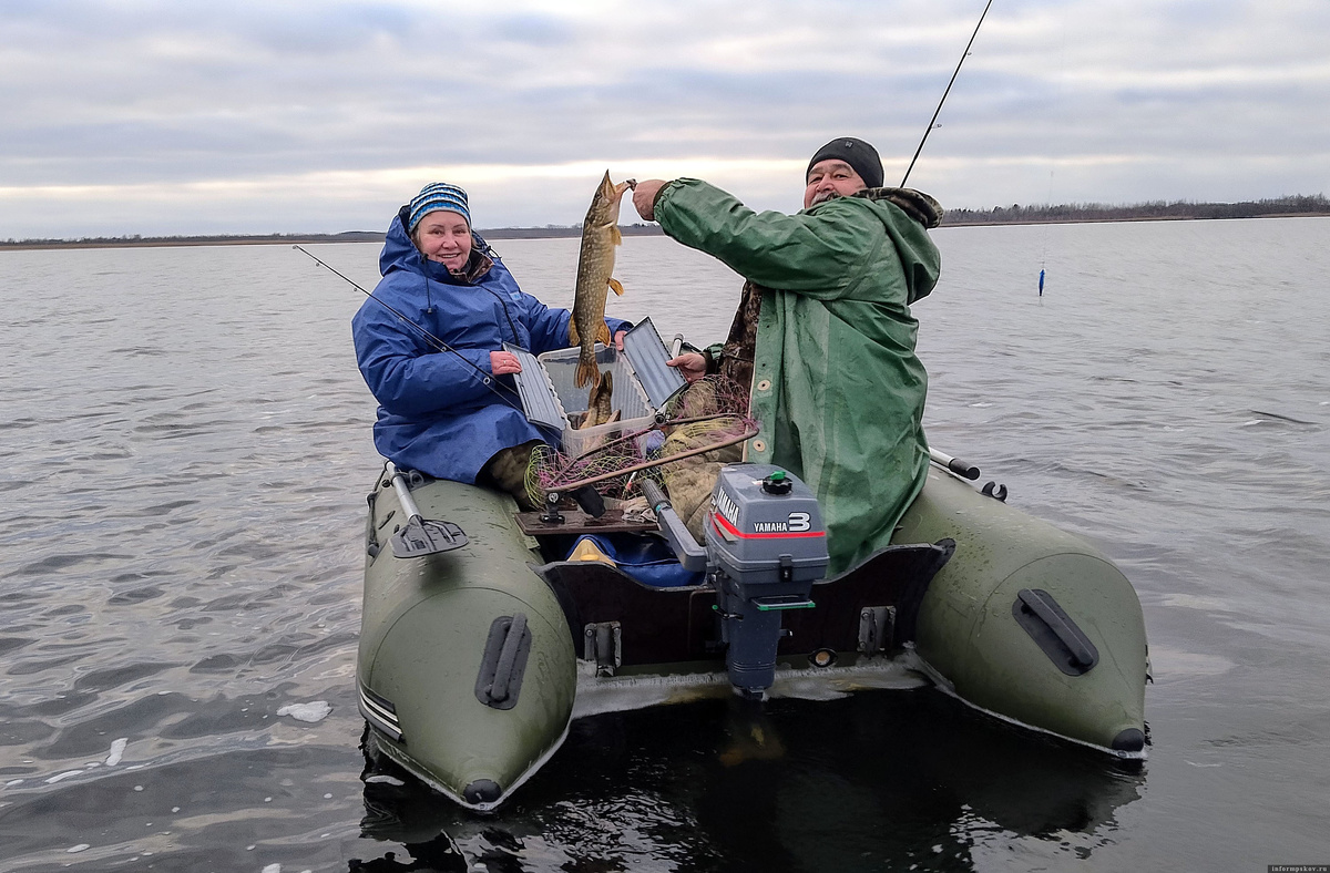 Приятная встреча посреди залива. Супруги Мурад и Елена – отличные рыболовы. Фото здесь и далее из архива Николая Бесклёвного