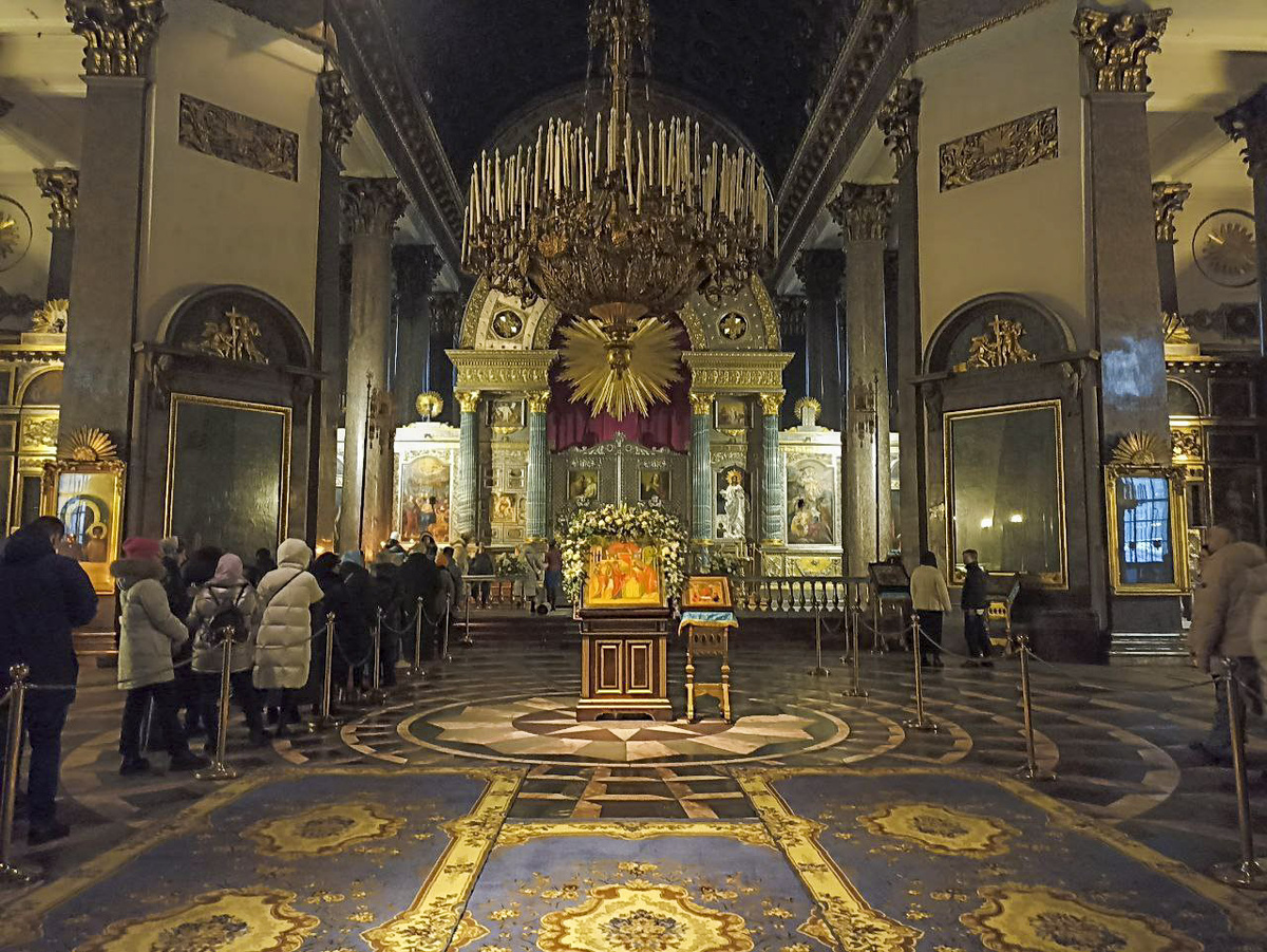 В Петербурге выстроились очереди в Казанский собор.  Фото: ФедералПресс / Татьяна Буторина