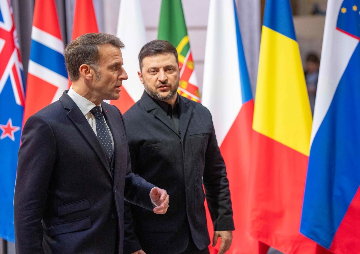    Президент Франции Эммануэль Макрон и глава киевского режима Владимир Зеленский / Источник: © Christinne Muschi/Keystone Press Agency/Global Look Press