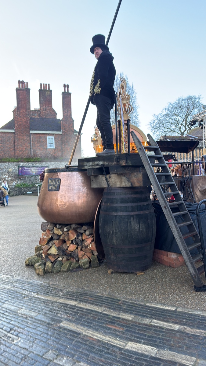 Глинтвейнщик на чане с глинтвейном. Фотография из личного архива. 