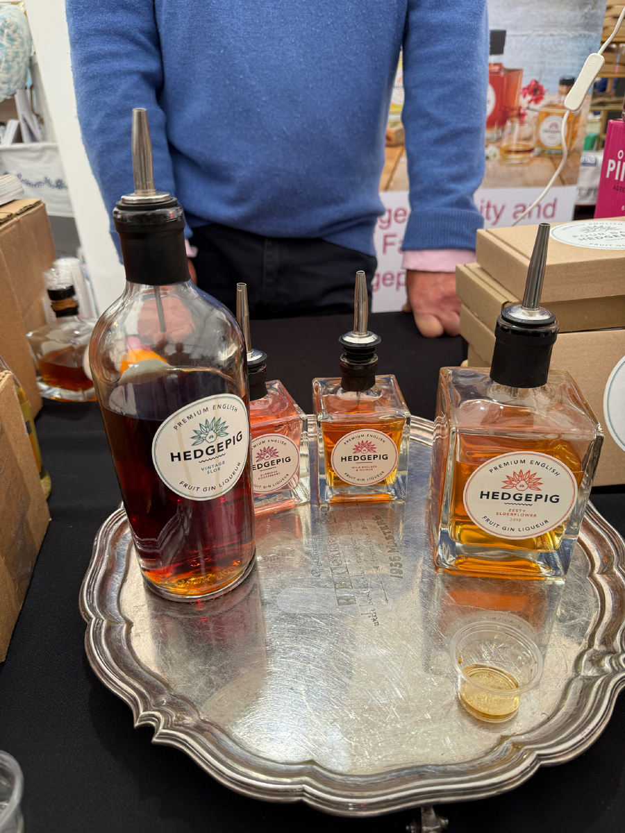 Фруктовый ликёр на джине. На рынках можно так напробоваться алкоголем, что потом будет трудно стоять на ногах! Фотография из личного архива. 