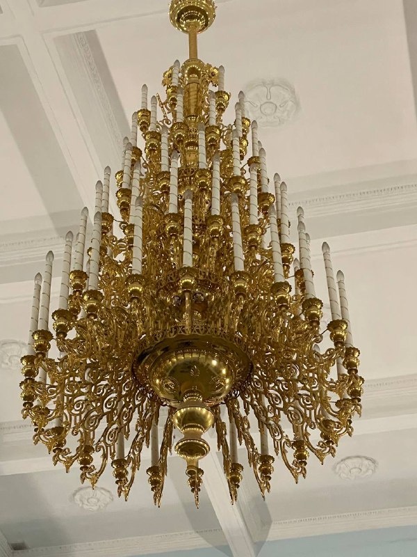 Люстра в здании вокзала