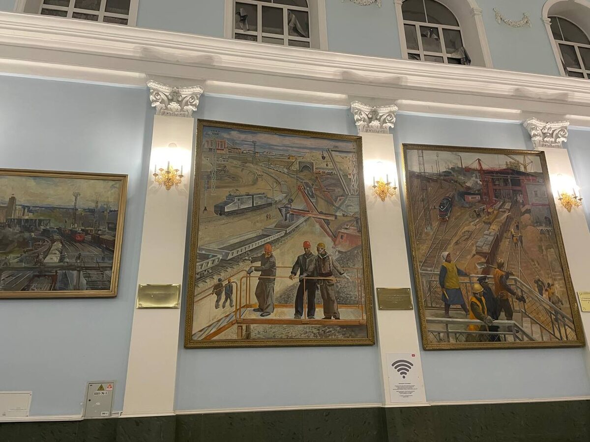 Стены украшают карины. 