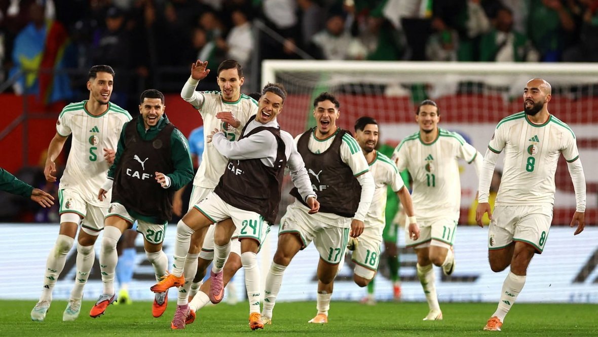    Игроки сборной Алжира после победы. Reuters