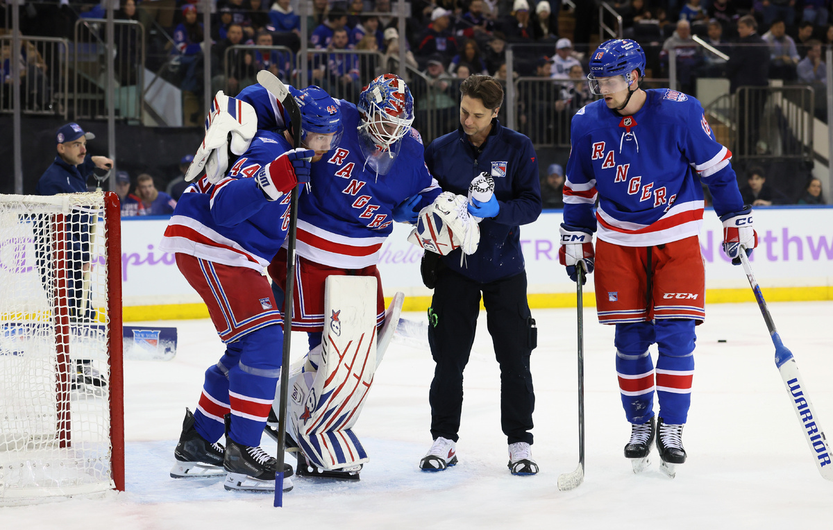    Вратарь "Рейнджерс" Игорь Шестеркин (второй слева)  Bruce Bennett/Getty Images
