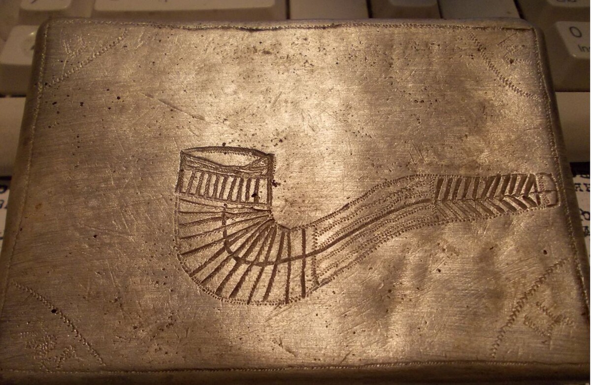 Крышка от самодельного портсигара с буквами "Ц", "М" и "О" и годом "1908"