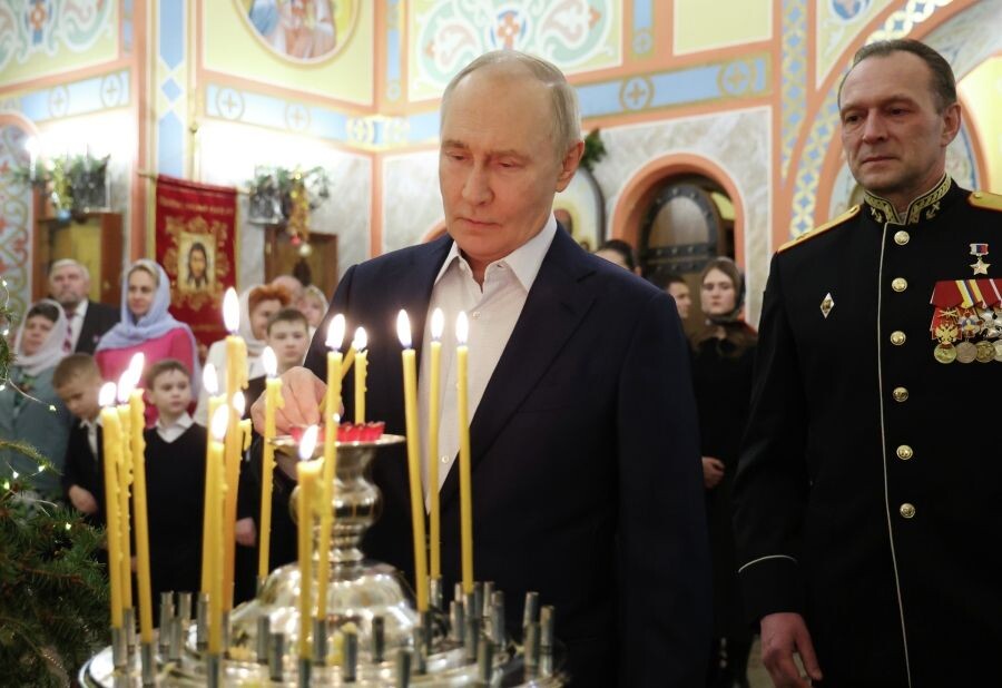    Владимир Путин и военнослужащие с семьями на богослужении в честь Рождества Христова / Источник: © Вячеслав Прокофьев/POOL/РИА Новости
