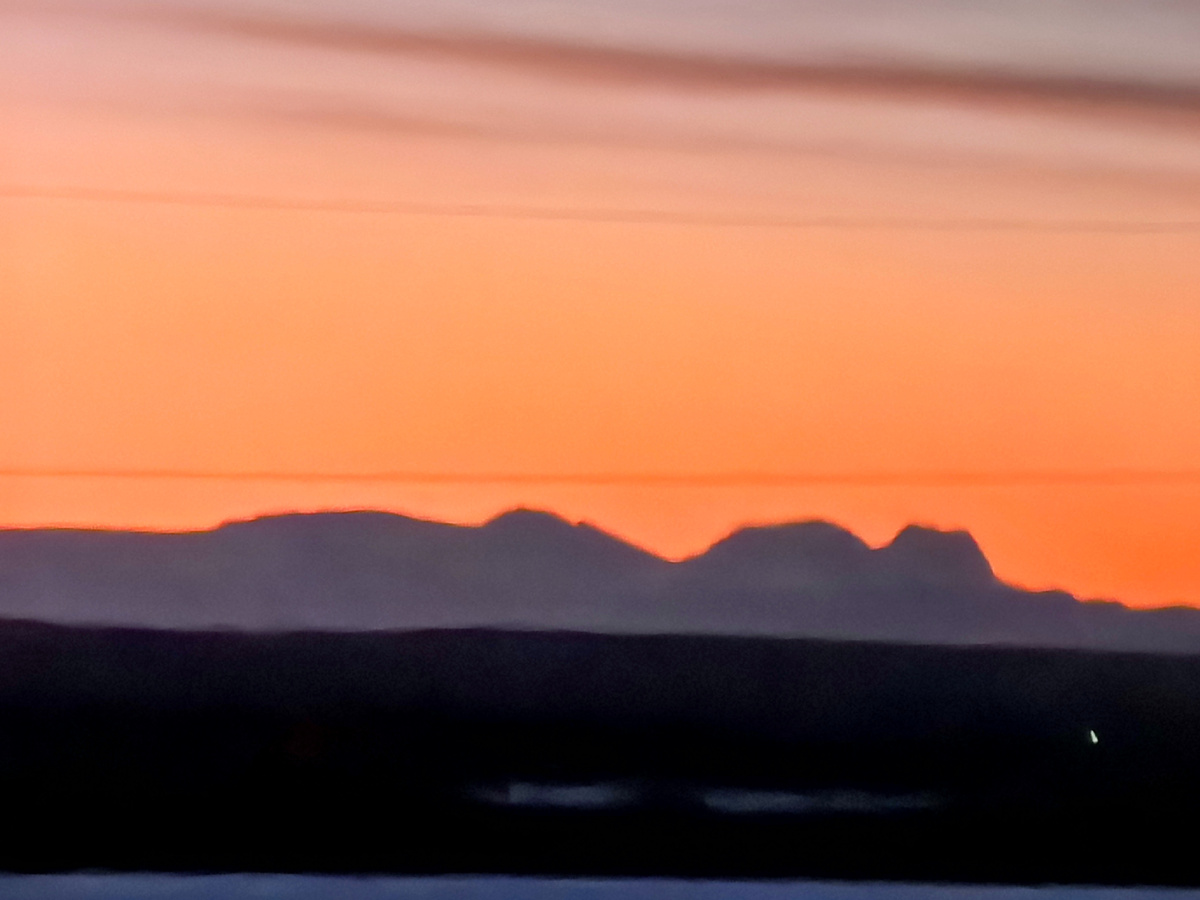 Классические очертания Лагонакского нагорья с трассы М4 у хутора Молькино.