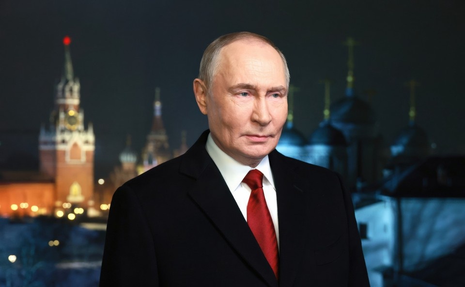    Путин поднял упавший с наряженной ели праздничный шарик и повесил на дерево, не прерывая богослужение GLOBAL LOOK PRESS