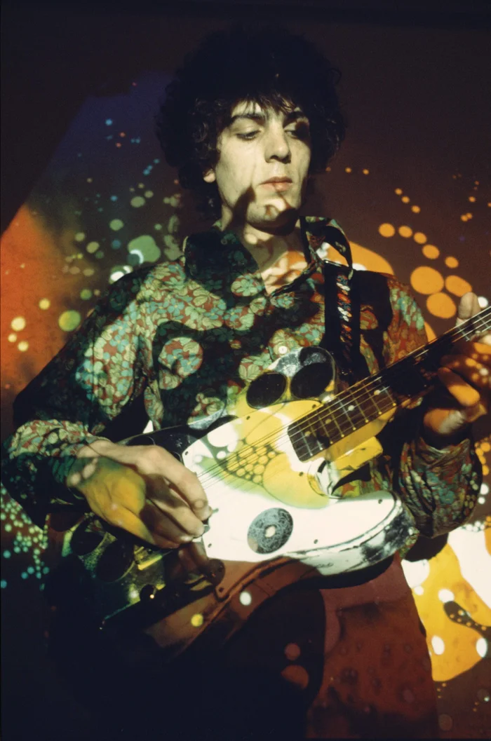 Сид Барретт на концерте Pink Floyd в 1967 году. Фото: Эндрю Уиттак/Redferns