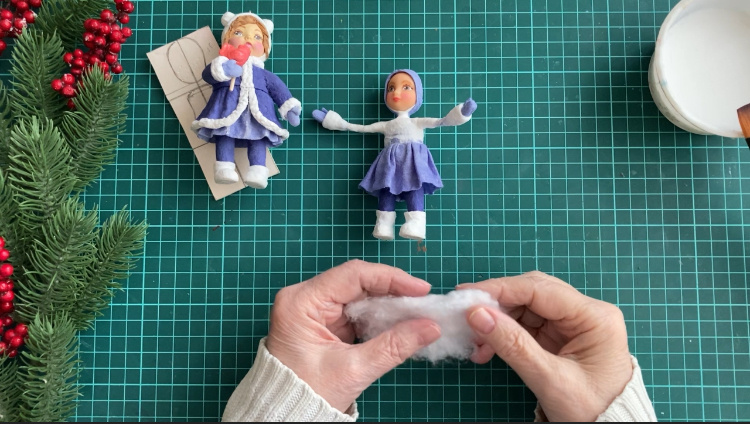 Небольшой пласт ваты для шапочки куколки. Фото автора.