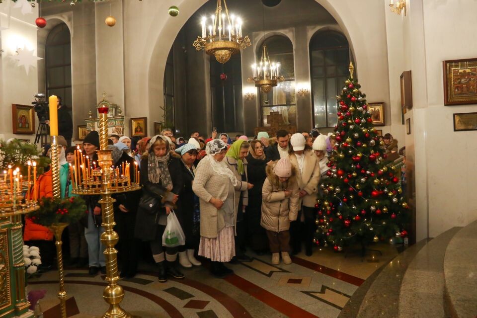    Ночная рождественская служба в Александро-Невском Соборе. Источник: Виталий Барабаш