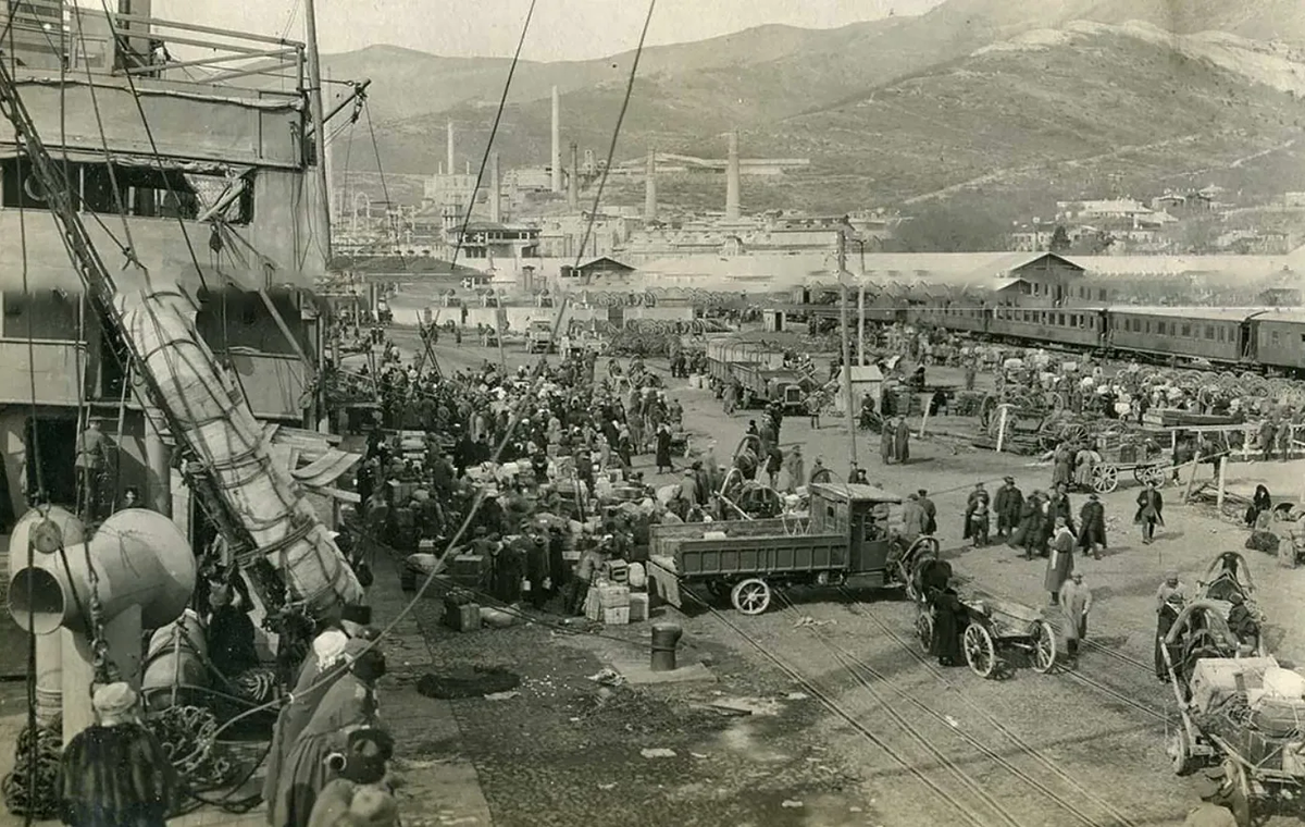 Белый Новороссийск перед печально известной эвакуацией. 