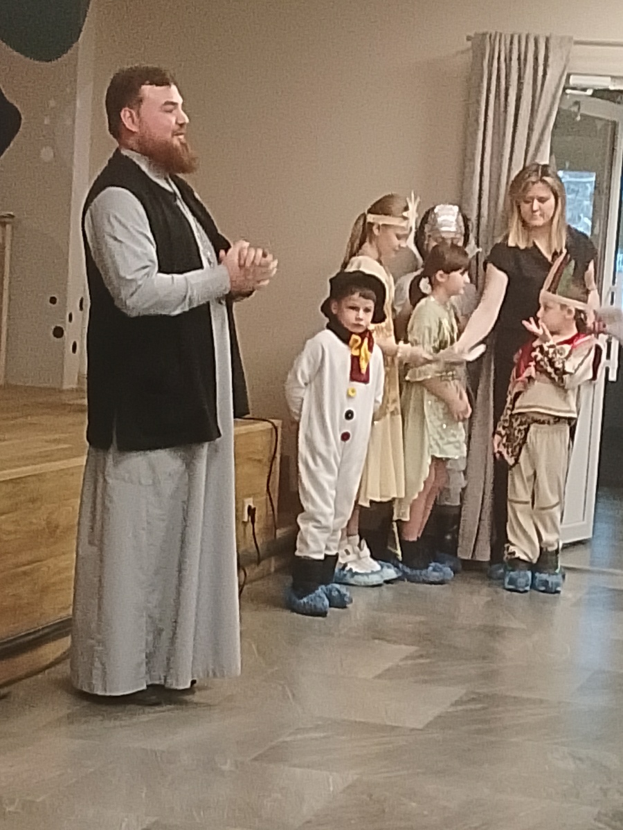 В актовом зале. 