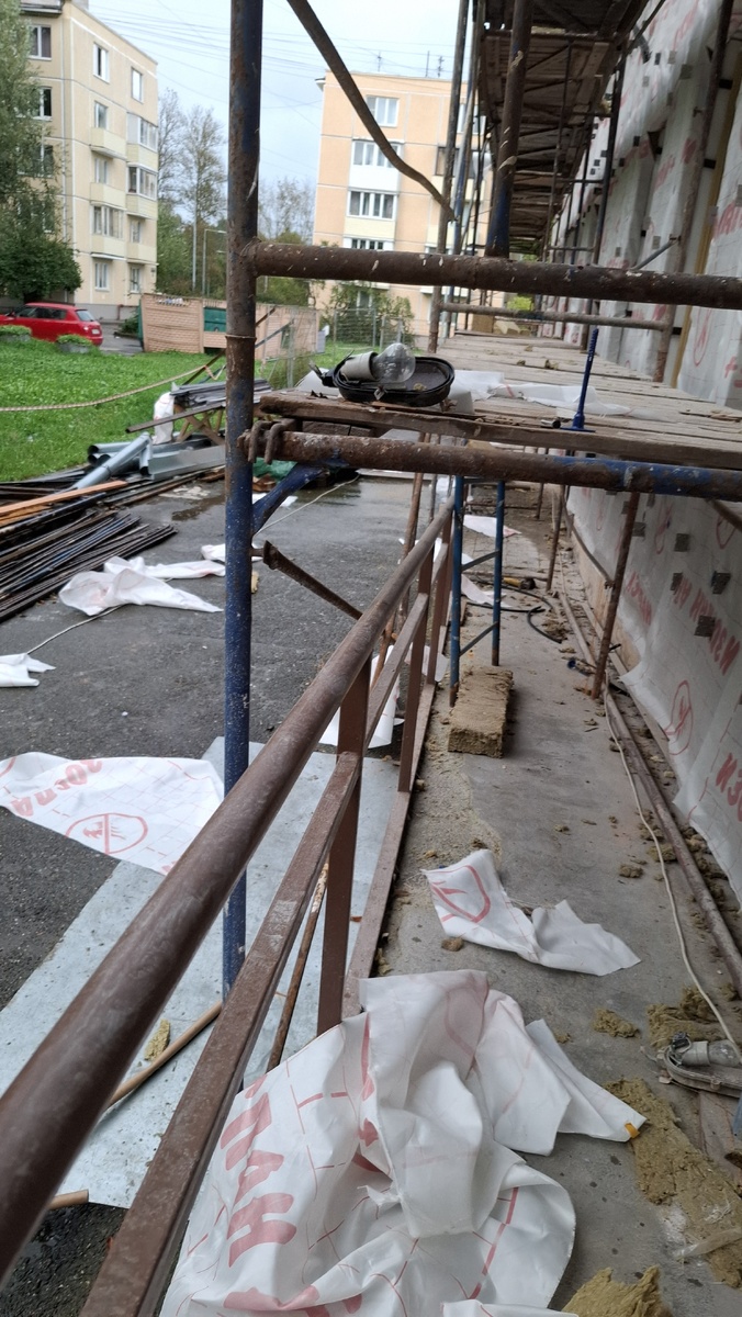 У входа в здание онкодиспансера. Идет ремонт