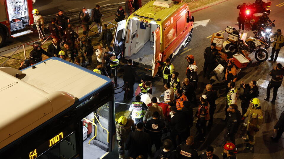     Автобус въехал в толпу протестующих ортодоксальных евреев в Иерусалиме www.globallookpress.com/Jia MaerÂ·awade